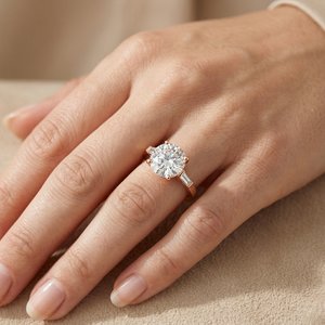 Anillo de Compromiso con Tres Diamantes Cultivados en Laboratorio, Corte Redondo y Baguette, Certificado por IGI, Oro Sólido de 9k, Joyería Fina, Proveedor Mayorista - Product Image 2