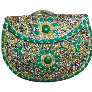 Bolso de Mano Metálico de Moda para Mujer, Hecho a Mano, con Cuentas y Cierre Abierto - Product Image 1