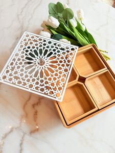 Plateau de service rond en bambou avec couvercle, boîte à collation divisée en 4 compartiments, motif végétal moderne, durable, passe au lave-vaisselle, idéal pour les fêtes - Product Image 1