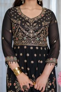 Ensemble Anarkali Pent Dupatta avec broderie au fil et travail de sequins, robe traditionnelle pour les fêtes et la saison des mariages, export en gros - Product Image 5
