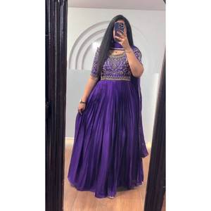 Vestido de Fiesta con Bordado de Hilo y Lentejuelas en Georgette de Aspecto Elegante con Dupatta en Morado - Product Image 1