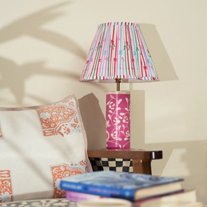 Lampe de chevet Art Déco artisanale en os incrusté, personnalisable, au design moderne et décoratif, rose avec incrustation florale blanche - Product Image 2