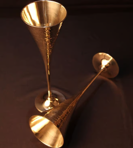 Petits verres à boisson uniques en laiton avec finition dorée, travail artisanal, à prix bas et abordables - Product Image 3