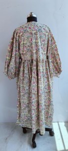 Robe midi décontractée en coton beige à imprimé floral fait main style bohème chic avec col noué et manches courtes pour femme - Product Image 4
