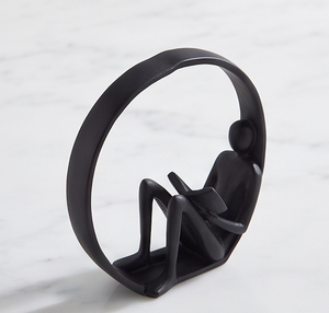 Sculpture abstraite moderne en résine noire, figurine lisant un livre, décoration artistique circulaire pour table de salon - Product Image 2