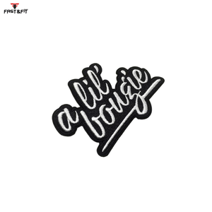 Parches Bordados en 3D de Alta Calidad con Logotipo Personalizado, Precio Económico, Borde Adhesivo Merrow para Gorras, Color y Tamaño Personalizados - Product Image 2