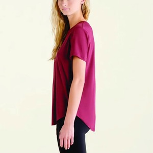 T-shirts décontractés pour femmes à prix abordable, design OEM, col rond, manches courtes, coupe classique, séchage rapide, respirant, en toile polyester/coton, pour l'été - Product Image 4