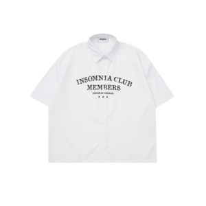 ผู้ผลิตขายส่งเสื้อเชิ้ตแขนสั้นทรงบ็อกซี่ สตรีทแวร์ สไตล์วันพักผ่อน พิมพ์ลายตัวอักษร ผลิตในเวียดนาม รับผลิตแบบ OEM ODM - Product Image 1