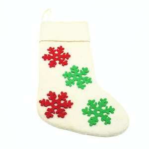 Calcetín Navideño de Fieltro de Lana con Copos de Nieve Rojos y Verdes, Diseño Blanco Hecho a Mano y Ecológico para Decoración Navideña - Product Image 4