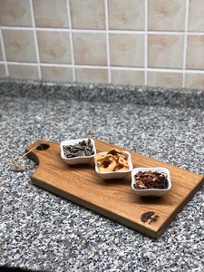 La mejor tabla de cortar de madera para uso en la cocina con una superficie gruesa y duradera para cortar carne, verduras y frutas frescas. - Product Image 4