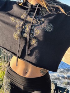 Sudadera con Capucha Corta de Geometría Sagrada - Sudadera de Invierno para Mujer, 100% Algodón, Felpa Ecológica, Suministro ODM, Personalizable por Delante - Product Image 5