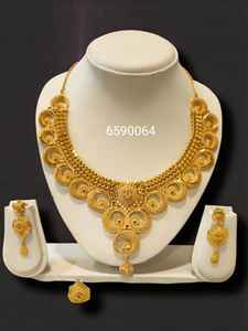 AWAIS HOUSE Anillo de compromiso y boda para mujer, chapado en oro de 6 gramos, latón, estilo hip hop, con diamantes engastados en forma de garra infinita - Product Image 2