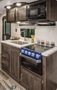 Autocaravana de Acero Inoxidable de 28 pies, Clase C, 4x4, con Cocina, Baño y Espacio para Dormir para 4 Personas, Unidad de Viaje - Product Image 3