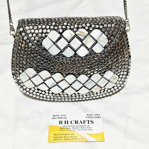 Pochette élégante et intemporelle pour femme avec une touche contemporaine, ornée d'accents scintillants, en vente - Product Image 4