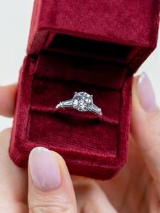 แหวนเพชร VVS ขนาด 3.00 กะรัต รับรองโดย IGI เพชรทรงกลมเพาะเลี้ยงในห้องปฏิบัติการ แหวนหมั้นเพชรเต็มเม็ด ทอง 18K/14K/10K สามเม็ด ปรับแต่งกะรัตได้ - Product Image 3