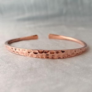 Brazalete de Cobre Texturizado Hecho a Mano, Brazalete Minimalista, Joyería Metálica Moderna para Hombres y Mujeres - Product Image 2