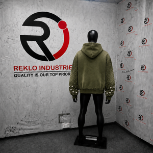 Sudadera con capucha adornada con cristales de oliva, chaqueta vintage desgastada con cremallera completa, manga oversize con pedrería, estilo urbano, moda grunge. - Product Image 4
