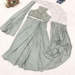 Sari en crêpe de soie haut de gamme prêt-à-porter avec broderies et sequins, et chemisier de créateur cousu – Prix de gros par Royal Export - Product Image 5