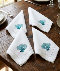 Serviettes en tissu brodées motif corail vert avec ourlet festonné, serviettes de table carrées en coton, décoration de table élégante - Product Image 3