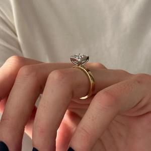 แหวนหมั้นเพชรทรงคลาสสิคสังเคราะห์ ทองคำขาว 14K ชุบโรเดียม สำหรับผู้หญิง ได้รับการรับรองจาก IGI - Product Image 2