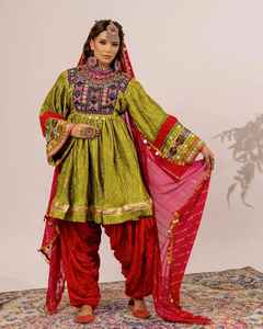 Elegante Vestido de Fiesta Afgano para Mujer con Detalles de Joyería y Bordados Coloridos - Product Image 2