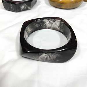 Brazalete Geométrico de Resina, Acrílico Vintage, Joyería Unisex, Patrón Marmoleado Negro y Gris - Product Image 1