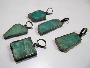 Ensemble de 2 pendentifs en Amazonite naturelle, forme libre, avec bord électroplaqué noir, boucle simple, 1 pouce - Product Image 6