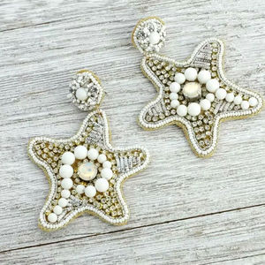 Boucles d'oreilles créoles tendance brodées de perles de rocaille, légères, pendantes, motif champignon, pour mariage et occasions festives, pièce audacieuse et remarquable - Product Image 2