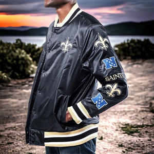 Blouson universitaire personnalisé en satin noir pour homme, avec garniture contrastante dorée, style bomber, uniforme de baseball Letterman, vêtement de sport, vente en gros - Product Image 1