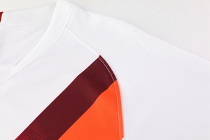 Conjunto de Camiseta de Fútbol Personalizada para Hombre, Diseño de Rayos Rojos sobre Fondo Blanco, 100% Poliéster, Manga Corta, Cuello Redondo, Absorbe la Humedad, Ropa Deportiva para Equipo - Product Image 5