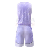 Uniforme de basket-ball moderne en polyester respirant avec technologie de séchage rapide, logo personnalisé pour l'entraînement quotidien et les activités sportives des hommes