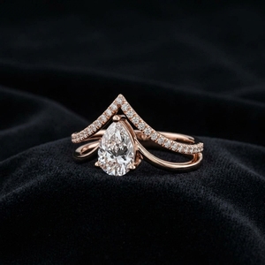 Bague de fiançailles en or rose 14 carats avec diamant taille poire, couronne chevron et accent solitaire en forme de V, diamant de laboratoire - Product Image 2