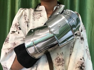 ผู้ผลิตถุงมือโลหะคุณภาพสูงพร้อมสายรัดข้อมือปรับได้ สำหรับงานคอสตูมยุคกลางและงานประวัติศาสตร์ - Product Image 2