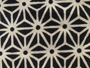 ผ้าฝ้ายพิมพ์ลายบล็อกสีดำขาว – ลายดาวเรขาคณิตแบบตาข่าย ผ้าฝ้ายอินเดียสำหรับชุดเดรสและเครื่องแต่งกาย - Product Image 2