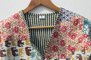 Chaqueta Acolchada de Algodón Unisex Hecha a Mano en India, Ligera y Cálida para Cada Temporada, Diseño Floral con Parches, Transpirable - Product Image 5