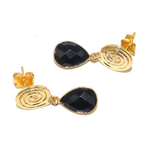 Boucles d'oreilles pendantes en laiton plaqué or 22 carats, style spirale en fil, avec onyx noir taillé et quartz hydro, serti clos en forme de poire, collection Royal Fashion - Product Image 2