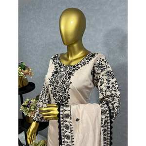 Ensemble haut-bas et dupatta pour femmes avec broderie fantaisie et travail de séquence - Product Image 2