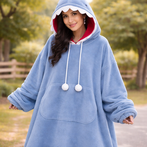 Manta con Capucha de Tiburón de Diseño Personalizado – Manta con Capucha de Forro Polar Extra Grande y Acogedora con Capucha de Dientes y Forro Rojo - Product Image 1