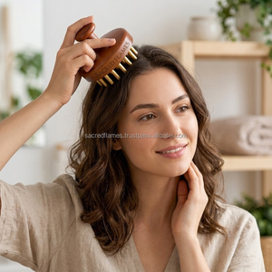 Masseur de cuir chevelu en bois artisanal avec picots en métal bronze, peigne stimulant la croissance des cheveux, masseur de relaxation et de détoxification pour spa, OEM - Product Image 4