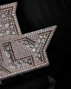 Colgante de Plata S925 Personalizable con Diamantes de Moissanita VVS de Mosaico Pesado, Estilo Hip Hop, con Letra de Nombre Personalizada y Engaste Personalizado - Product Image 2