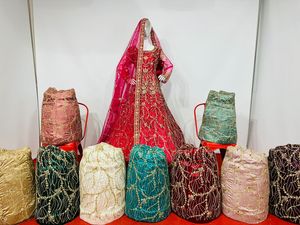 Elegante Vestido de Novia Largo con Falda Amplia de Tela de Red y Detalles de Pedrería Jarkan, con Dupatta a Juego, Ropa para Mujeres Indias y Pakistaníes - Product Image 3