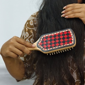 Espejo de Mano de Madera Hecho a Mano con Incrustaciones a Cuadros Rojos y Negros, Accesorio de Moda para Bolsos - Product Image 2