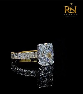 Anillo de compromiso de diamante radiante alargado de 2 CT cultivado en laboratorio, banda de oro macizo con piedras laterales y detalles ocultos. - Product Image 2