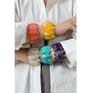 Ensemble de bracelets en résine tendance, multicolores, bijoux de mode unisexe, bracelet en résine fait main avec des détails artistiques de qualité supérieure - Product Image 1