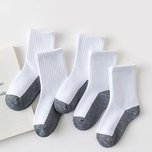 Chaussettes mi-mollet en coton de haute qualité pour femmes, broderie motif points de velours sur une demi-face, antidérapantes, tendance sportive - Product Image 5