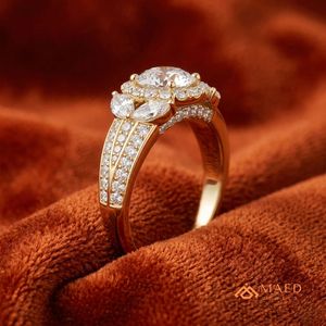 Bague de fiançailles en or avec trois pierres de moissanite taille ronde, bijoux de mariée pour femme, style élégant et tendance - Product Image 3