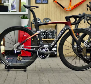 Vélo de route Pinarello DOGMA Série DURA.ACE DI2 2025 - Product Image 2