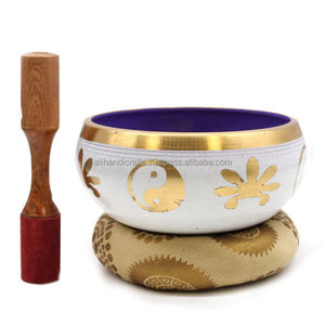 Bol chantant tibétain blanc avec motif Yin Yang et Lotus dorés, gong en bronze pour la méditation, le yoga et la pratique spirituelle - Product Image 1