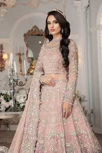 Robe de mariée rose en mousseline brodée, coupe princesse, à manches longues, col montant, longueur ras du sol, avec traîne cathédrale et perles brodées à la main - Product Image 2