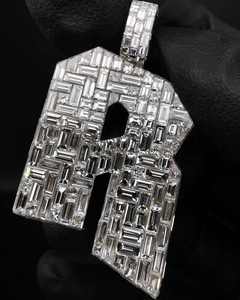 จี้ฮิปฮอปตัวอักษร R แบบกำหนดเอง S925 ประดับเพชรโมอิสซาไนต์ทรงบาแกตต์ ผ่านการทดสอบเพชร ได้รับการรับรองจาก GIA ชุบโรเดียม - Product Image 1